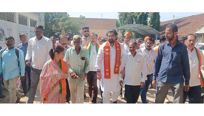 मेढ्यात भाजप विरुद्ध शिवसेना दुरंगी लढत होणार; नगराध्यक्षपदासाठी ११ उमेदवारी अर्ज; अंतिम दिवशी ५० उमेदवारी अर्ज दाखल