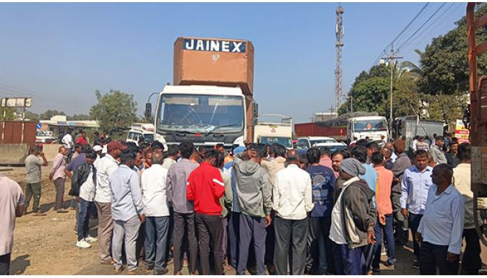 संतप्त काशीळकरांनी महामार्ग रोखला; अपूर्ण वाहतूक सुविधेमुळे एकाचा गेला जीव; ठेकेदारावर संताप