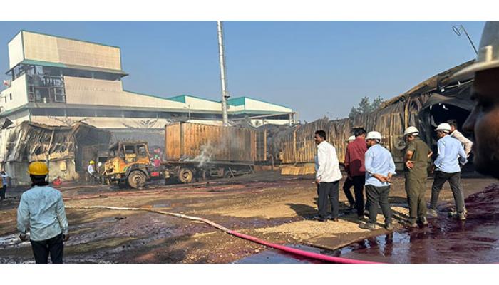 मॅग्नेशिया कंपनी गोडाऊनला भीषण आग; आठ कोटींचे नुकसान; जीवितहानी नाही