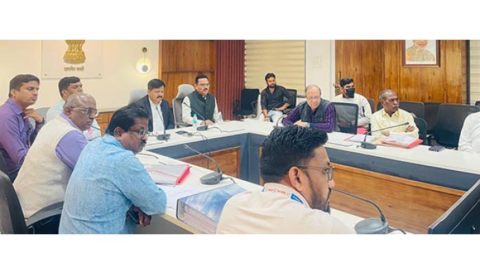 शाहीर पद्मश्री कृष्णराव साबळे यांच्या स्मारकाच्या कामांचे प्रस्ताव मंजुरीसाठी शासनाकडे सादर करावेत - जिल्हाधिकारी संतोष पाटील