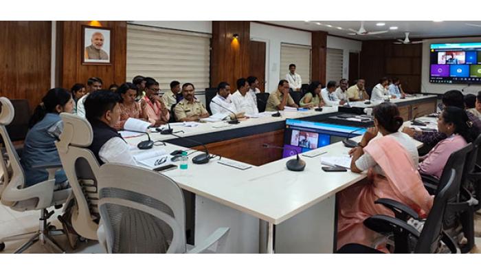 मिशन वासल्य योजना मिशन मोडवर राबविणार - जिल्हाधिकारी संतोष पाटील; महिन्याभरात सर्वेक्षण पूर्ण करण्याच्या सूचना