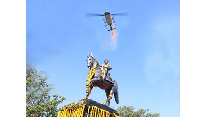 प्रतापगड येथे शिवप्रताप दिन उत्साहात ; शिवमय वातावरणात छत्रपतींच्या अश्वारूढ पुतळ्यावर हेलिकॉप्टरमधून पुष्पवर्षाव