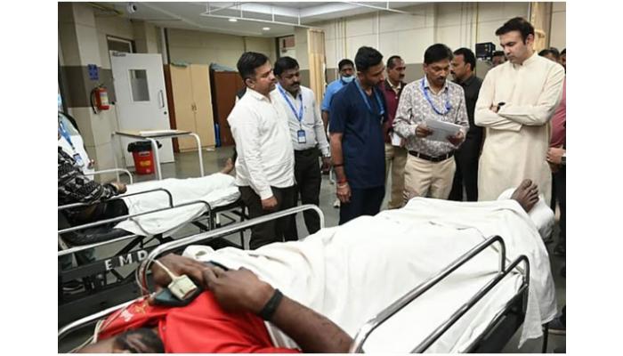 कराडजवळ अपघातातील जखमींची आ. अतुल भोसले यांच्याकडून विचारपूस; आवश्यक सुविधा तात्काळ उपलब्ध करून देण्याचे निर्देश