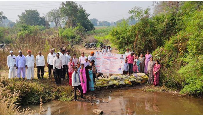 पांगरखेल ग्रामस्थांनी बांधला श्रमदानातून वनराई बंधारा; समृद्ध ग्राम योजनेत अग्रेसर राहण्याचा निर्धार