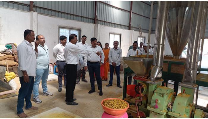 वाई तालुक्यातील विविध कृषी उपक्रम कौतुकास्पद - जिल्हाधिकारी संतोष पाटील; प्रकल्प, शेतरस्त्याला दिल्या भेटी