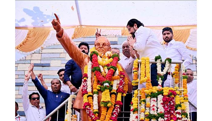 साताऱ्यात डॉ. बाबासाहेब आंबेडकर यांना अभिवादनासाठी उसळला जनसागर; डॉ. आंबेडकर यांचे भव्य स्मारक साकारण्याचे मंत्री शिवेंद्रसिंहराजे यांचे आश्वासन, समता सैनिक दलाच्यावतीने रक्तदान शिबिर