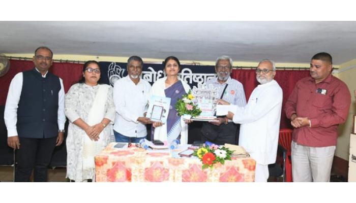 दाभोळकर, पानसरे मारेकऱ्यांचे सूत्रधार पकडणार की नाही - मेघा पानसऱ्यांचा सवाल; भिमाई पुरस्कार संघर्षशील स्त्रियांना अर्पण