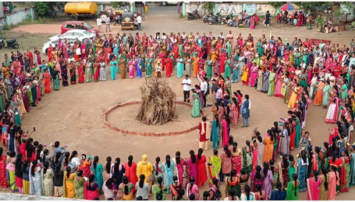 शेकोटी उत्सवाच्या निमित्ताने बालपणीच्या आठवणीत रमल्या अंगणवाडीताई: महाराष्ट्रातील पहिला अनोखा उपक्रम साताऱ्यात