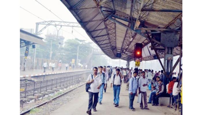 जिल्ह्यातील राजकीय पदाधिकाऱ्यांना विमान सेवेचा फटका; कार, बस, रेल्वेने नागपूरला हिवाळी अधिवेशनासाठी रवाना