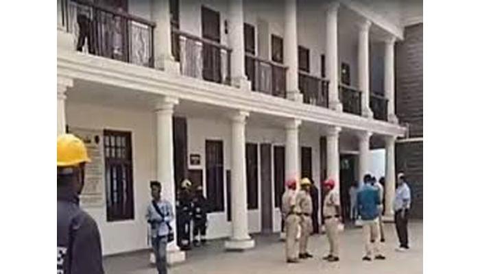 कोल्हापूर शहरातील जिल्हाधिकारी कार्यालय 'बॉम्बने उडवून देण्याची धमकी मिळाल्याने मोठी खळबळ