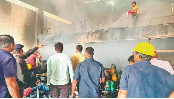 जयपूर येथील शिवनेरी शुगर्स कारखान्यात शॉर्टसर्किटने आग; स्टोअर गोदाम जळून खाक : सुमारे पाच कोटी रुपयांचे नुकसान