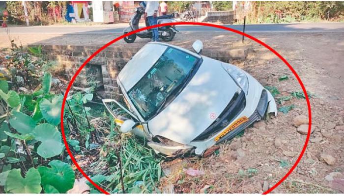 वाई-वाठार रस्त्यावर ओझर्डे येथे कार ओढ्यात कोसळली; चालक जखमी