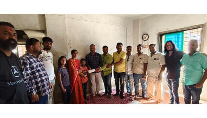 केसुर्डी औद्योगिक वसाहतीतील कामगाराच्या मृत्यूनंतर सहकाऱ्यांकडून माणुसकीचे दर्शन ; कामगाराच्या कुटुंबीयांना केली आर्थिक मदत