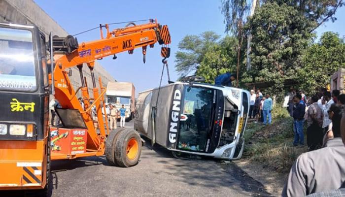 वऱ्हाड घेवुन जाणाऱ्या खाजगी ट्रॅव्हल्सला बोरगावजवळ अपघात; आठ जण जखमी, सुदैवाने जिवीतहानी नाही.