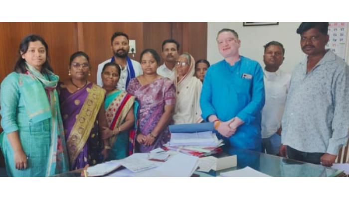 मागसवर्गीयांच्या शौचालयप्रश्नी दोषी अधिकाऱ्यांवर कारवाई करु; झेडपी सीईओंच्या आश्वासनानंतर रमेश उबाळे यांचे आंदोलन स्थगित