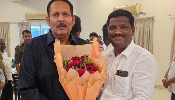 अपक्ष नगरसेवक सागर पावशे यांनी घेतली उदयनराजे यांची भेट; उदयनराजे यांनी पावशे यांना भरविला पेढा