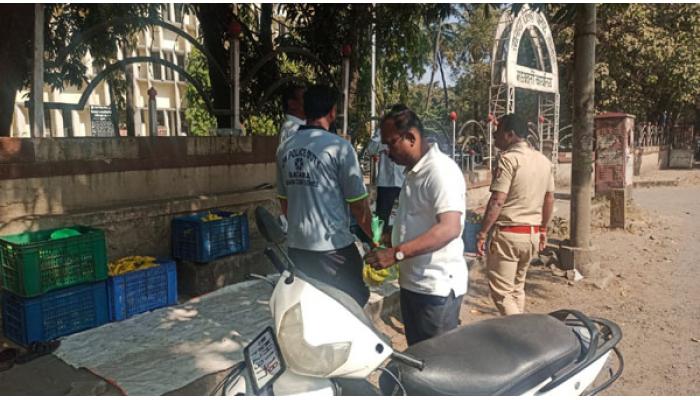 सातारा वाहतूक शाखा व पीडब्ल्यूडीची संयुक्त अतिक्रमणविरोधी धडक कारवाई; रस्त्यावर ठेवलेले साहित्य, वजन काटे आदी साहित्य जप्त