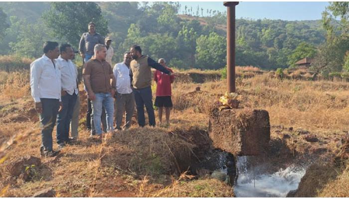 कास जलवाहिनीच्या गळतीची नगराध्यक्ष अमोल मोहिते यांच्याकडून प्रत्यक्ष पाहणी; दुरुस्तीसह अमृत २.० जोडणीचे काम युद्धपातळीवर करण्याचे आदेश