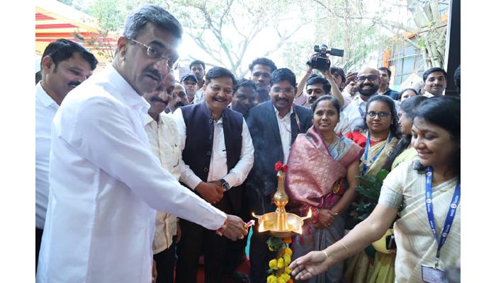शेतकऱ्यांनी कृषी उत्पन्न वाढीसाठी आधुनिक तंत्रज्ञानाचा वापर करावा - पालकमंत्री शंभूराज देसाई ; जिल्हा कृषी महोत्सवाचे उदघाटन