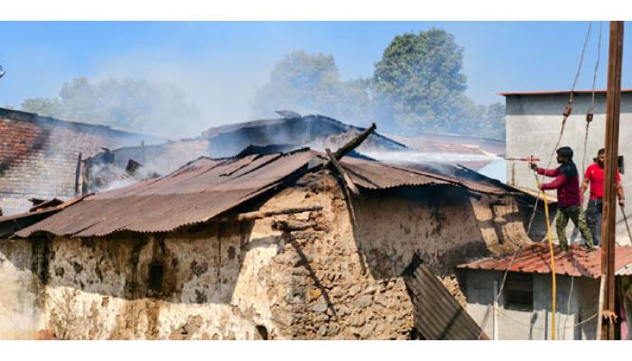 बिभवीत शॉर्ट सर्किटमुळे भीषण आग; दोन सिलेंडरचा स्फोट झाल्याने आगीत संसार जळून खाक