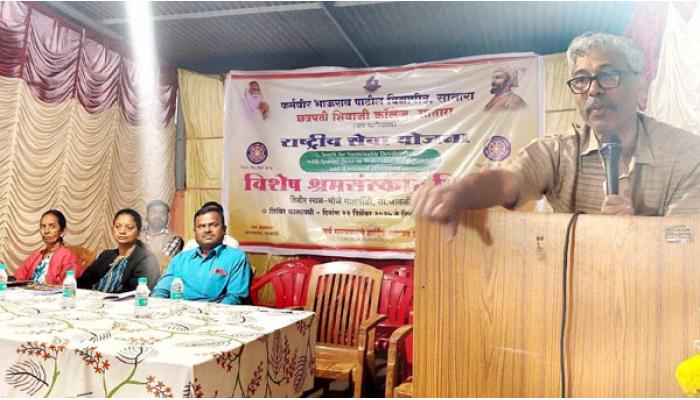 संविधान समजलेली तरुणाई देशाला दिशा देईल - प्रा. डॉ. सुभाष वाघमारे; मालचौंडी येथे श्रमसंस्कार शिबिरात व्याख्यान