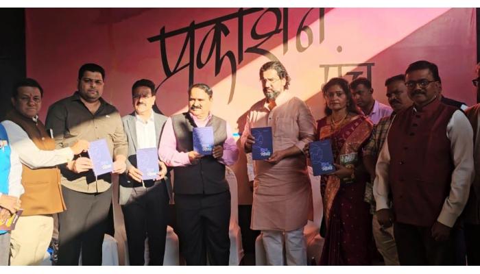 संग्राम निकाळजे यांच्या 'लोकल टू ग्लोबल' पुस्तकाचे साहित्य संमेलनात प्रकाशन