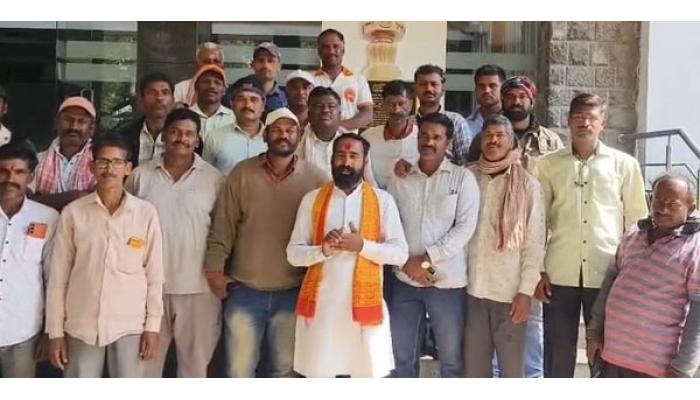 सातारा बाजार समितीसमोरील भाजी मंडई बंद; स्वाभिमानी शेतकरी संघटना आक्रमक, साहित्य संमेलनाच्या मंडपात भाजी विक्री करण्याचा इशारा