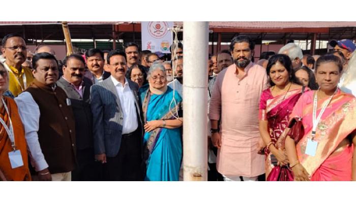 ध्वजारोहणाने साहित्य संमेलन कार्यक्रमांचा शुभारंभ; प्रा. मिलिंद जोशी यांच्या हस्ते ध्वजारोहण;&zwj; स्वागताध्यक्ष शिवेंद्रसिंहराजे भोसले यांची प्रमुख उपस्थिती