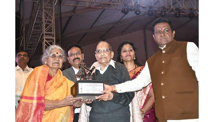 कृतिशील माणसे भोवतालही आनंदी करतात, हे सिद्ध करणाऱ्यांचा सन्मान - डॉ. तारा भवाळकर ; साताऱ्यातील ज्येष्ठ साहित्यिकांचा सन्मान सोहळा