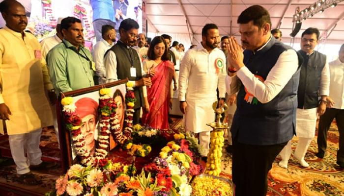 क्रांतिज्योती सावित्रीबाई फुले यांचे स्मारक विषमतेविरोधात लढण्याची प्रेरणा देईल - मुख्यमंत्री देवेंद्र फडणवीस; क्रांतिज्योती सावित्रीबाई फुले यांच्या स्मारकाचे भूमिपूजन
