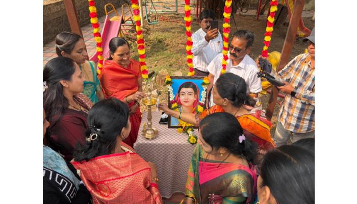 कामाठीपुरा येथे क्रांतीज्योती सावित्रीबाई फुले यांच्या जयंतीनिमित्त पुस्तक वाटप आणि वाचन उपक्रम