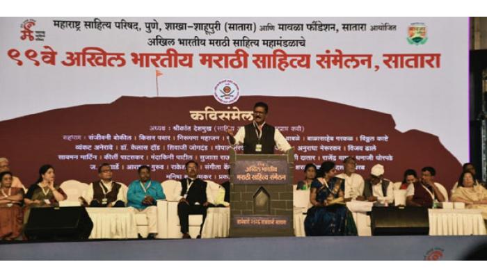 सामाजिक वास्तवावर आसूड ओढणाऱ्या कवितांनी निमंत्रितांचे कविसंमेलन गाजले; मानवी जीवनातील विदारक वास्तव मांडणाऱ्या कवितांनी रसिकांना केले अंतर्मुख