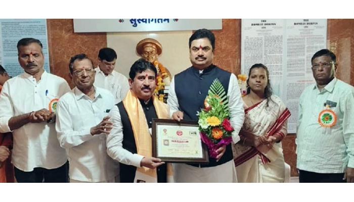 दर्पण पुरस्कार हा पत्रकारितेतील सर्वोच्च सन्मान - ना. प्रा. राम शिंदे : साताऱ्यातील ज्येष्ठ पत्रकार जीवनधर चव्हाण यांचा पुरस्काराने गौरव