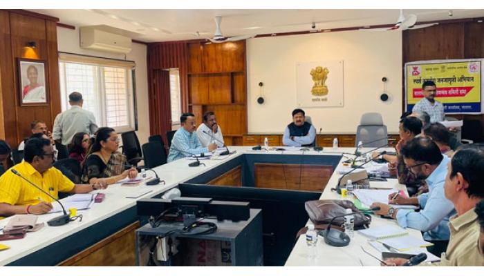 जिल्ह्यातील बोगस डॉक्टर शोध मोहिमेला गती द्या - जिल्हाधिकारी संतोष पाटील; आरोग्य विभागाचा आढावा