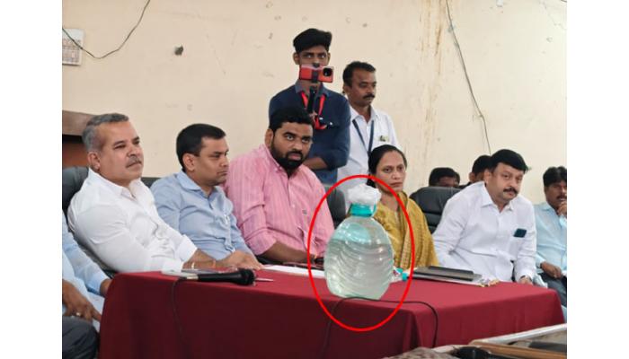 कारभार सुधारा अन्यथा कार्यालयाला टाळे ठोकू; आढावा बैठकीत नगरसेवकांचा जीवन प्राधिकरणाच्या अधिकाऱ्यांना इशारा