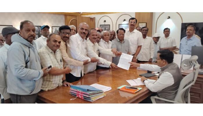 डिसेंबरची पेन्शन मिळाली नसल्याने सेवानिवृत्त कर्मचारी हवालदिल; महाराष्ट्र जीवन प्राधिकरणच्या सेवानिवृत्त कर्मचाऱ्यांचे जिल्हा प्रशासनाला निवेदन