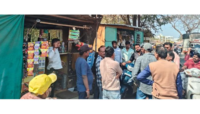 शाहूपुरीतील गेंडामाळ नाका परिसरातील टपऱ्यांची अतिक्रमणे हटवली; वाहतूक कोंडी करणाऱ्या टपऱ्यांचे अतिक्रमण याच पद्धतीने काढली जातील- प्रभारी मुख्याधिकारी अभिजीत बापट