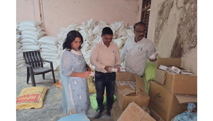 वडूज येथे ३० लाखाची बनावट खते व कीटक नाशके जप्त; सातारा कृषि विभाग , जिल्हा परिषद कृषी विभाग व स्थानिक गुन्हे अन्वेषण पथकाची संयुक्त कारवाई