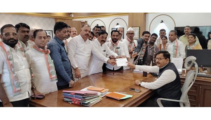 महात्मा गांधी राष्ट्रीय ग्रामीण रोजगार हमी योजनेसाठी जिल्ह्यात काँग्रेस आक्रमक; जिल्हा कार्यकारिणीचे जिल्हाधिकाऱ्यांना निवेदन