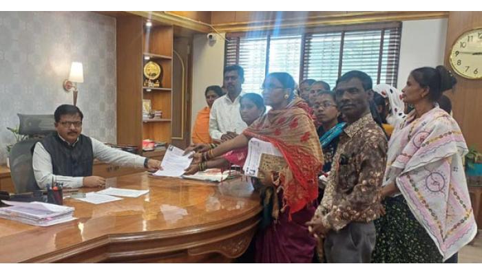 कंत्राटी कामगारांचे राहिलेले पगार दोन दिवसात द्या, ठेकेदारांना काळ्या यादीत टाका : जिल्हाधिकारी संतोष पाटील यांचे निर्देश ; रयत क्रांती कामगार संघटनेच्या लढ्याला यश