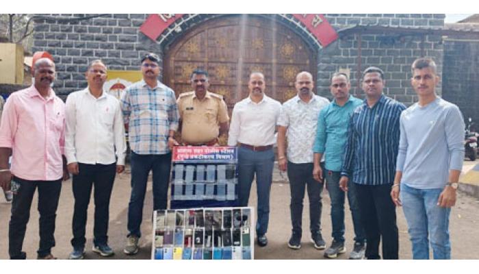 सातारा शहर पोलिसांची मोठी कामगिरी; ९ लाख ६० हजार रुपये किमतीचे चोरी झालेले व हरवलेले ५३ मोबाईल हस्तगत