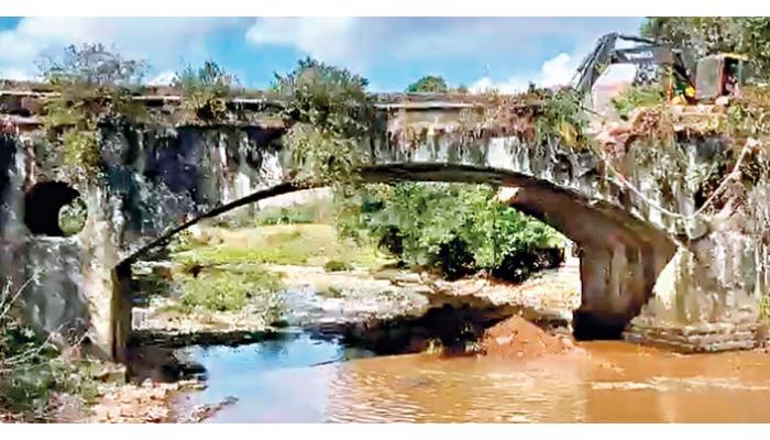 दीडशे वर्षांचा ब्रिटिशकालीन पूल पाडला ना ?
