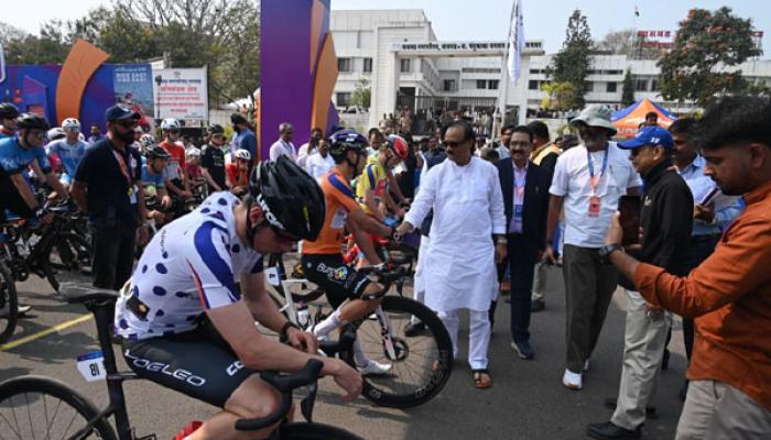 &lsquo;बजाज पुणे ग्रँड टूर&rsquo; स्पर्धेच्या तिसऱ्या टप्प्याला उपमुख्यमंत्री अजित पवार यांच्या उपस्थितीत सुरुवात ; पुणे जिल्ह्याने खेळाला दिले प्राधान्य -अजित पवार