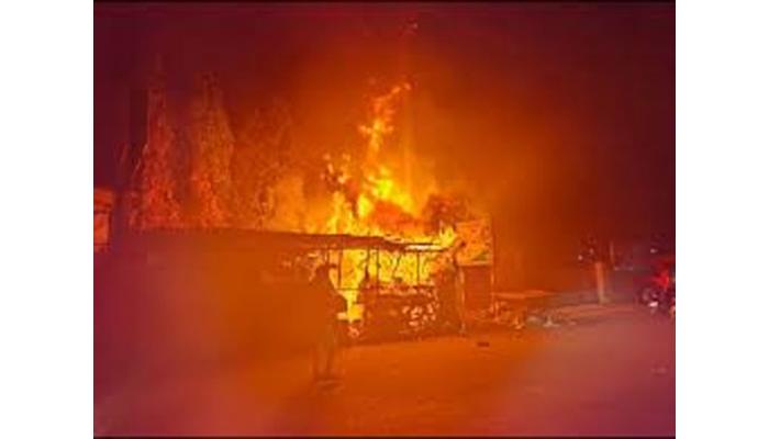 अजंठा चौक येथे फळांच्या दुकानाला भीषण आग; दोन लाखांचे नुकसान; अज्ञाताविरुध्द तक्रार दाखल