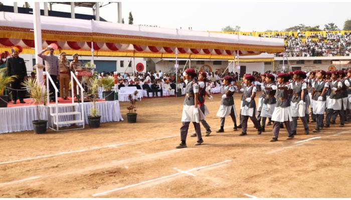 प्रजासत्ताक दिनी पालकमंत्र्यांच्या हस्ते ध्वजवंदन