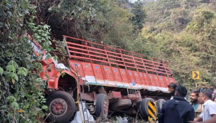 केळघर घाटातील नाल्यात मालवाहू ट्रक कोसळून चालकाचा जागीच मृत्यू ; चालकाचे नियंत्रण सुटल्याने अपघात