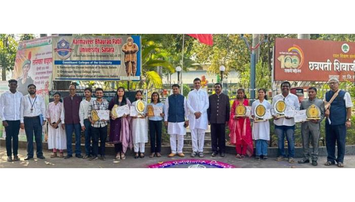 लोकशाही जागृत ठेवण्यासाठी समाजमन जागरूक ठेवावे - कुलगुरू डॉ. ज्ञानदेव म्हस्के; लोकशाही अमृत महोत्सव निबंध स्पर्धेचे पारितोषिक वितरण