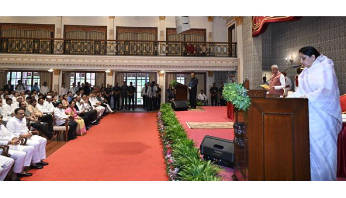 राज्यपाल आचार्य देवव्रत यांनी सुनेत्रा पवार यांना दिली उपमुख्यमंत्री पदाची शपथ; राष्ट्रवादीचा गड सावरण्यासाठी खुद्द सुनेत्रावहिनी पवार मैदानात