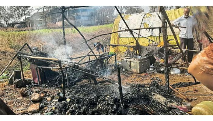 महारुगडेवाडी (ता. कराड) येथे उंडाळेच्या सुहास पाटील यांचे प्रसंगावधान; आगीपासून बचावले मजुरांचे संसार, झोपडी जळून खाक