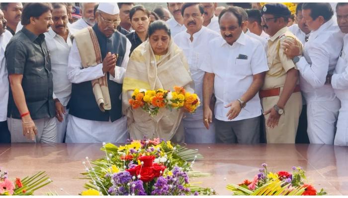 उपमुख्यमंत्री सुनेत्रा पवार यांनी केले आधुनिक महाराष्ट्राचे शिल्पकार स्व. यशवंतराव चव्हाणांना अभिवादन